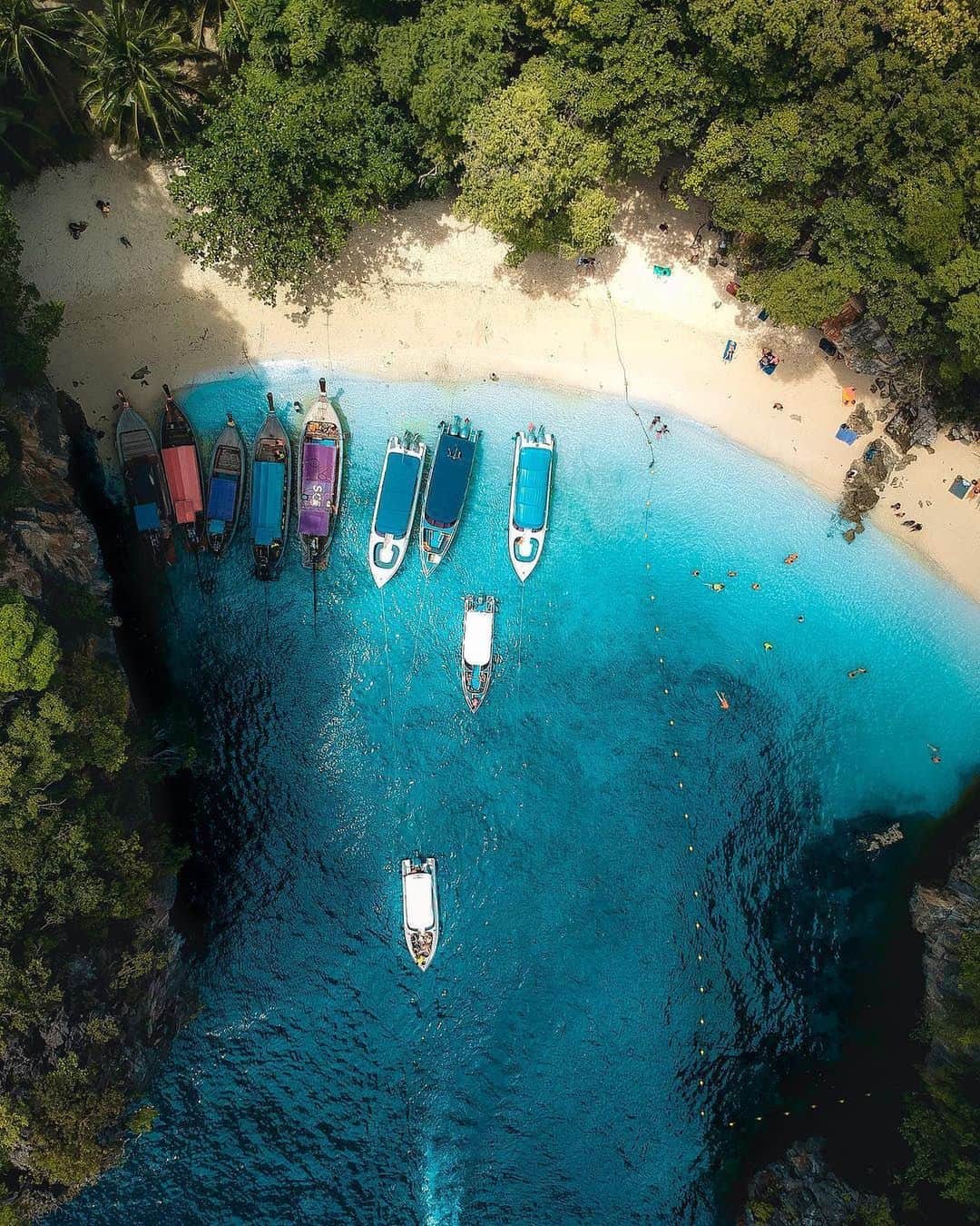 キャセイパシフィック航空さんのインスタグラム写真 - (キャセイパシフィック航空Instagram)「Where in Thailand can you find pristine, secluded beaches nestled between lush trees and the bluest of waters? Krabi, which is why it’s one of our recommended destinations for the month of May. ⠀⠀⠀⠀⠀⠀⠀⠀⠀ ⠀⠀⠀⠀⠀⠀⠀⠀⠀ #泰國 哪一個地方既有寧靜海灘，又有翠綠樹林，讓人盡情投入海天一色？南部小城 #喀比 就是五月享受陽光與海灘的絕佳地點。⠀⠀⠀⠀⠀⠀⠀⠀⠀ ⠀⠀⠀⠀⠀⠀⠀⠀⠀ Credit: @backpackerhumpback」5月7日 20時52分 - cathaypacific