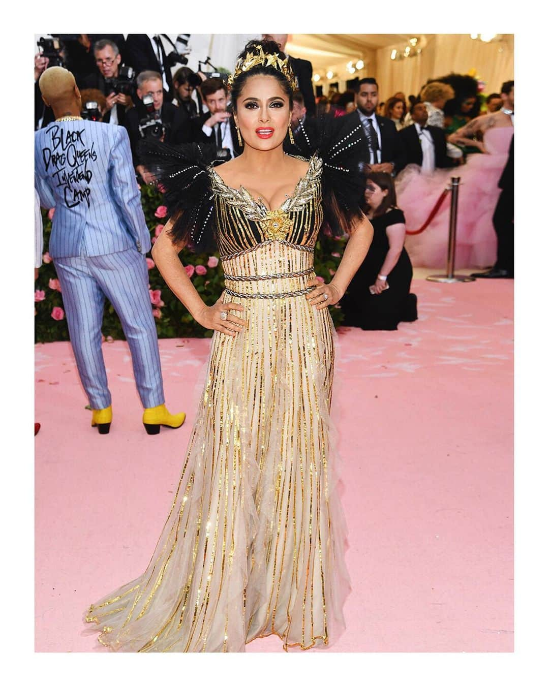 グッチさんのインスタグラム写真 - (グッチInstagram)「@salmahayek Pinault in a custom #Gucci tulle gown at the #MetGala @metcostumeinstitute with gold leaves on the neckline and trompe l’oeil plissé embroidery on the skirt and aged gold metal crown. #MetCamp #AlessandroMichele @alessandro_michele #MetGala2019」5月7日 20時52分 - gucci