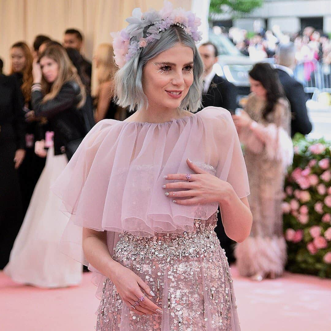 ハリー・ウィンストンさんのインスタグラム写真 - (ハリー・ウィンストンInstagram)「@lucyboynton1 was an ethereal vision in #HarryWinston at the 2019 #MetGala. #JewelerToTheStars . . . Winston Cluster Diamond Earrings Four Forget-Me-Not Sapphire and #Diamond Rings」5月7日 20時53分 - harrywinston