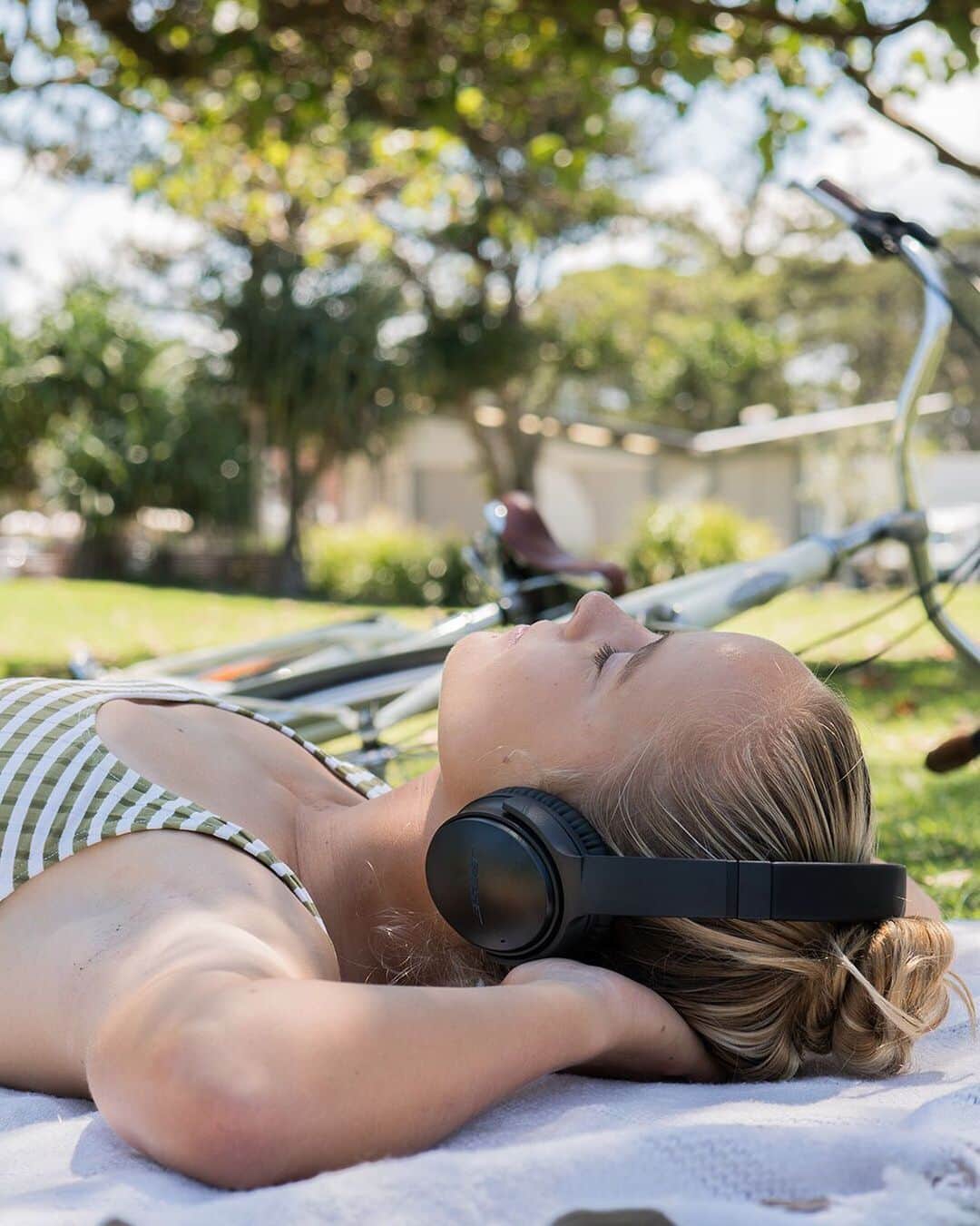 BOSEさんのインスタグラム写真 - (BOSEInstagram)「Nothing like sunshine and good music. How do you make the most of a #SunnyDay? #QC35 II 🌞🎵 📷: @isabella_nichols」5月7日 21時03分 - bose