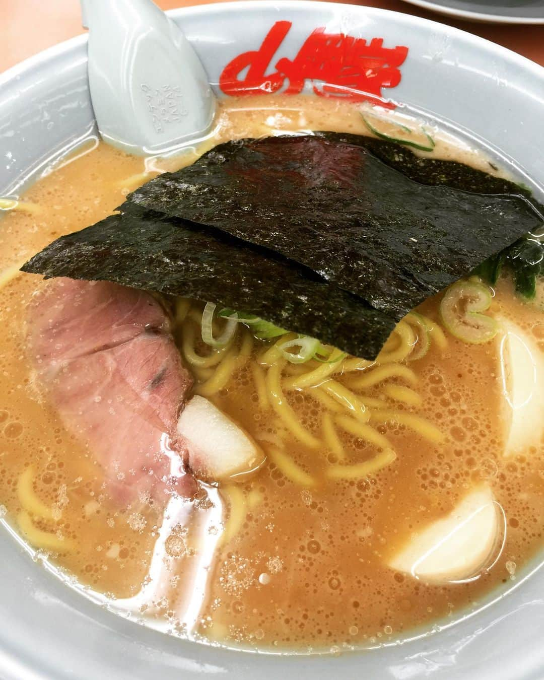 橋本塁さんのインスタグラム写真 - (橋本塁Instagram)「札幌最後の食事はもちろん山岡家！ 月寒店、最高に美味しかったです！ そして！サービス券50枚で貰える激レアTシャツをSTINGRAYがデザイン担当！！是非ゲットをば！さて！函館へ！ #サウシュー #stingray #山岡家 #山ガール #ラーメン #山岡家中毒」5月7日 20時56分 - ruihashimoto