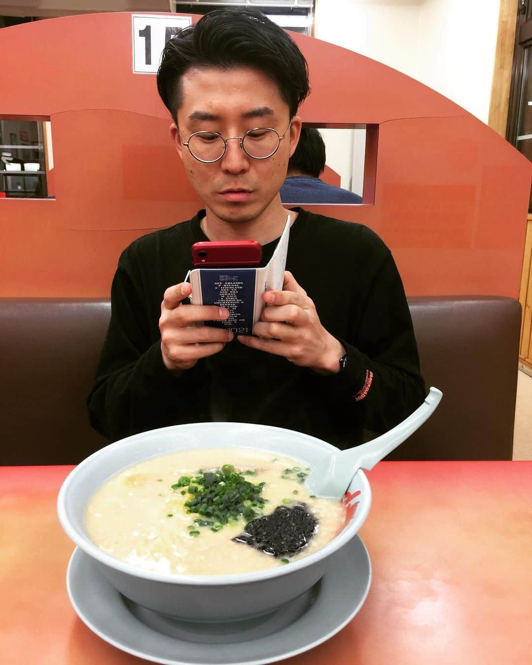 橋本塁さんのインスタグラム写真 - (橋本塁Instagram)「札幌最後の食事はもちろん山岡家！ 月寒店、最高に美味しかったです！ そして！サービス券50枚で貰える激レアTシャツをSTINGRAYがデザイン担当！！是非ゲットをば！さて！函館へ！ #サウシュー #stingray #山岡家 #山ガール #ラーメン #山岡家中毒」5月7日 20時56分 - ruihashimoto