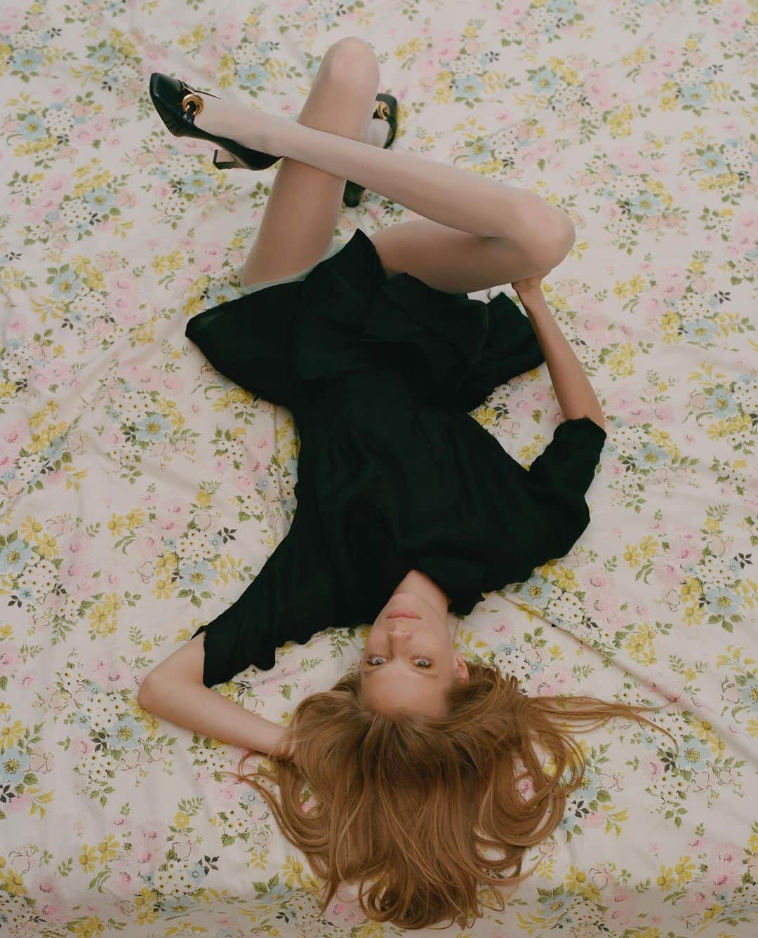 Vogue Italiaさんのインスタグラム写真 - (Vogue ItaliaInstagram)「More about our May issue. ‘LYING DOWN’ featuring @lexiboling photographed by @dariocatellani styled by @charlottecolletcollet Full credits: #LexiBoling @heroesmodels aphy @dariocatellani Styling Editor in chief @efarneti Creative director @gb65 Casting directors @pg_dmcasting @samuel_ellis @ DM Fashion Studio Hair @ward_hair @thewallgroup Make-up @benjaminpuckey @bryantartists using @kikomilano Manicure #MakiSakamoto @thewallgroup using @deborahlippmann Set design @whitneyhellesen  On set @clmagency Today on vogue.it」5月7日 21時12分 - vogueitalia