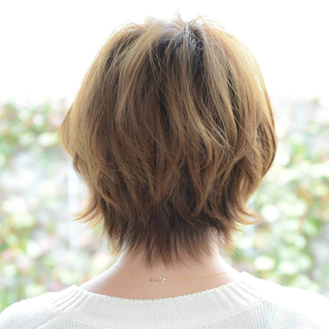 ヘアーサロン ソシエ [公式] さんのインスタグラム写真 - (ヘアーサロン ソシエ [公式] Instagram)「小顔効果のクールフェミニンショート ･ マッシュベースのショートスタイル　メリハリのある美シルエットと無造作な毛先の動きで好感度の高い愛されヘアに☆頭の形が良く見え小顔効果も期待できます。 ･ ★スタイリングポイント★ トップのボリュームを意識してふわっと乾かしワックスで動きと束感を作ります。襟足を少し外ハネにするのがポイントです。 ･ #ソシエヘアー#ソシエ#ヘアー #美容室#美容院#美容#hair #美容師#スタイリスト #おしゃれ#ワンランク上#きれいになりたい #サロンスタイル#ヘアスタイル #似合わせカラー#似合わせカット#小顔カット #ショートヘア#小顔ショート #ベージュ#マット#小顔ヘア #柔らかウェーブ#カジュアル #大人可愛い#スタイリング簡単」5月7日 21時05分 - socie_hair_official