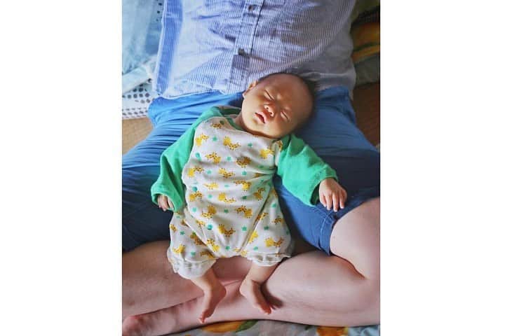 コドモノ！写真部さんのインスタグラム写真 - (コドモノ！写真部Instagram)「🕊💕 今回ご紹介するのは @pmpm_____una さんのお写真です。 . ▽ すごい体勢でパパとお昼寝中😪😪😪 △ . 無防備に寝ている姿をみていると 幸せな気分になれてしまいますね💕 . @pmpm_____una さん「#コドモノ」のハッシュタグ付けありがとうございました。 . .  お子様のカワイイ姿、面白い瞬間、なんとも言えない表情などなど毎日募集中！@kodomono_photoをフォローの上、#コドモノ をつけて投稿してください💕 素敵な写真や動画はコドモノ！写真部がフィーチャーさせていただきます。 . 🍼画像や動画は投稿者様に許諾を得てコドモノ！写真部に掲載しています。ご本人以外の無断転載はお控えください。 . . ▼▽▼投稿毎日募集中▼▽▼ . #赤ちゃん #赤ちゃんのいる生活 #生後1ヶ月 #0歳 #男の子ベビー #babyboy #親バカ部 #お昼寝 #パパ #パパと #親子 #父子 #家族 #寝顔 #幸せ」5月7日 21時05分 - kodomono_photo