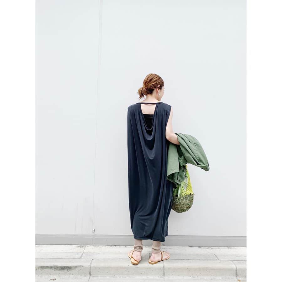 川島幸恵さんのインスタグラム写真 - (川島幸恵Instagram)「バックスタイルがお気に入り♡﻿ 着心地💯 ﻿ 肌寒い今の時期は、ジャケットやシャツを羽織ったスタイリングがおすすめです🌿﻿ ﻿ #SHENERY_official﻿ #dress #knitleggings #SHENERY﻿ #jacket #vintagemilitary﻿ #bag #marni ﻿ #sandals #eness﻿ #fashion #styling」5月7日 21時05分 - sachie118