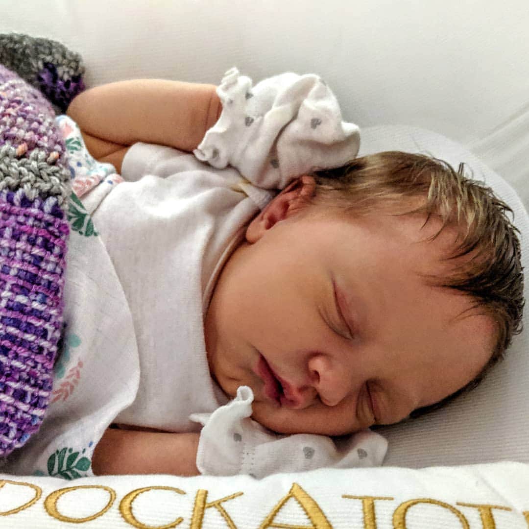 のインスタグラム：「Our little girl, Ella.  I never thought I could love someone so much. She has her Daddy's dimple. ❤️❤️❤️❤️ Born: 3 May 2019.」