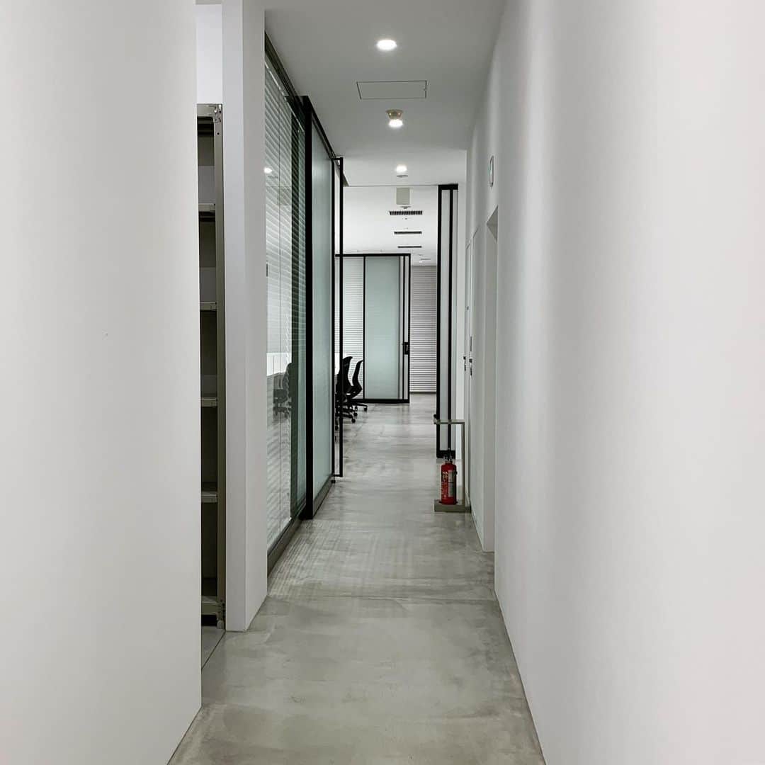 YOONさんのインスタグラム写真 - (YOONInstagram)「#Fengshui tips for a long hallway? .  So excited for new AMBUSH®︎ studio / office.  Happy I can provide bigger working space for our staff 🖤」5月7日 21時10分 - yoon_ambush