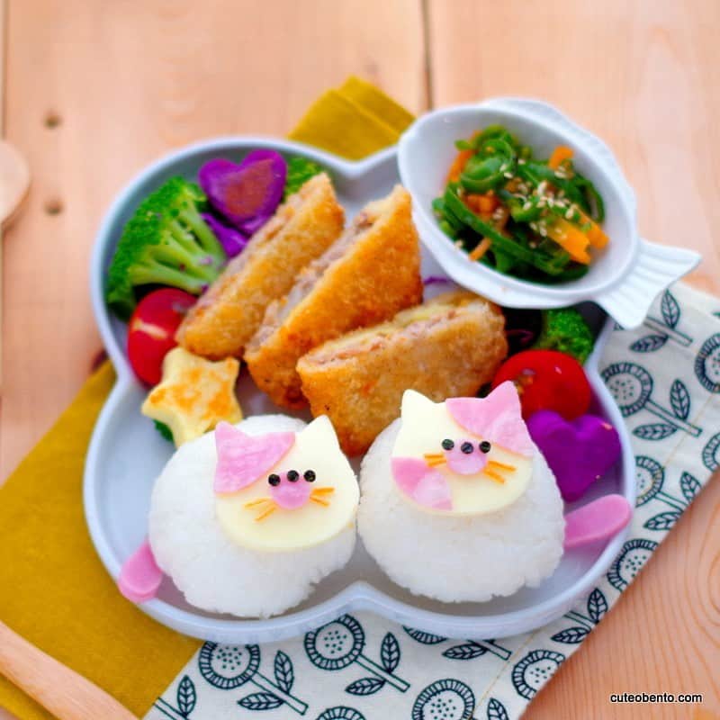 maki ogawaさんのインスタグラム写真 - (maki ogawaInstagram)「猫ちゃんおにぎりのランチ。  マグロカツ ピーマンと人参のごま油炒め サラダ  です。  次男が 顔の真ん中にカニ🦀がいる と言います。  確かに笑笑 たし🦀笑笑  @yumyumbento ﻿﻿ #foodstagram #lunch #Japanese_food #japanfood #yummy #japanesecuisine  #料理好きな人と繋がりたい #ママリクッキング #おべんとう記録 #おべんとう作り楽しもう部 #お弁当 #bentomaker #bentolover #おべんたぐらむ #息子弁当 #高校生弁当 ﻿﻿﻿#キャラ弁 #charaben ﻿#foodstagram #food #lunch #Japanese_food #foodlovers #foodie #ママリクッキング #デリスタグラマー #デリスタグラム ﻿#kitty #riceball #onigiri ﻿﻿ http://www.facebook.com/cuteobento﻿﻿﻿﻿ http://cuteobento.blog.jp」5月7日 21時20分 - cuteobento