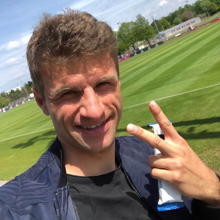 トーマス・ミュラーのインスタグラム：「Enjoy your sunny day 🌞🌻 Training ✔️ #esmuellert #happytuesday #thomasmüller #fcbayern #packmas」