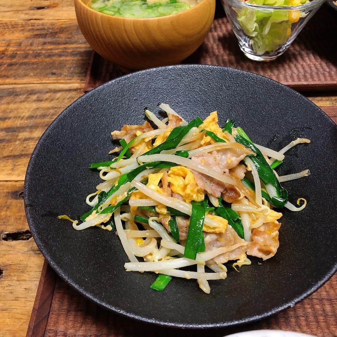 chaako ちゃあこのインスタグラム：「2019.5.7 * * 今日の晩御飯٩(๑❛ᴗ❛๑)۶ * ＊アラカブの煮付け ＊豚ニラもやしのふわふわ卵炒め ＊サラダ ＊明太子 ＊豆腐とわかめのお味噌汁 ＊白米 * でした(๑´ڡ`๑) * 魚の煮付けが食べたくて♡ スーパーに行ったら小ぶりのアラカブが売ってたので、何年かぶりのアラカブの煮付け。 * あとはニラが安かったので、炒め物とか。 * やっぱりやる気が出ません(´･ω･｀) なのでメインみたいなおかずを2品どーん(笑) * * * 明日福岡に帰って、はなちゃんを行きつけの病院に連れて行こうと思います。 * 今日もほとんど食べてなくて。 スイカは食べるけど… 総合栄養食とか、ブレンダーで流動食みたいにした物を注射器で口に入れようとするけど、めっちゃ嫌がって無理で… * 木曜日に帰ろうかと思ったけど、1日前倒しして明日にしようと… * はなちゃん…大丈夫かな… * * *」