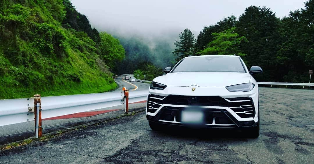 五味侑也のインスタグラム：「ランボルギーニ ウルス。 いかつい。  #lamborghini #ランボルギーニ #lamborghiniurus #ランボルギーニウルス #ターンパイク #初ランボルギーニ #650ps」