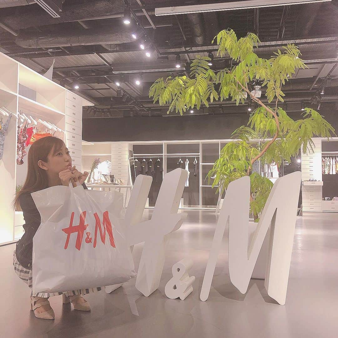 菊地亜美さんのインスタグラム写真 - (菊地亜美Instagram)「・ @hm のpress roomへ🌈 ちょうど近くで仕事だった夫も来れて、メンズもレディースも可愛いお洋服沢山でした❤︎ いつもありがとうございます💋💋 それ終わりに今日は一人でブラブラする時間もあって、普段ネットショッピングばかりの私も久しぶりに百貨店に行ったら、可愛いで溢れていて買い物しちゃった💓」5月7日 21時17分 - amikikuchi0905