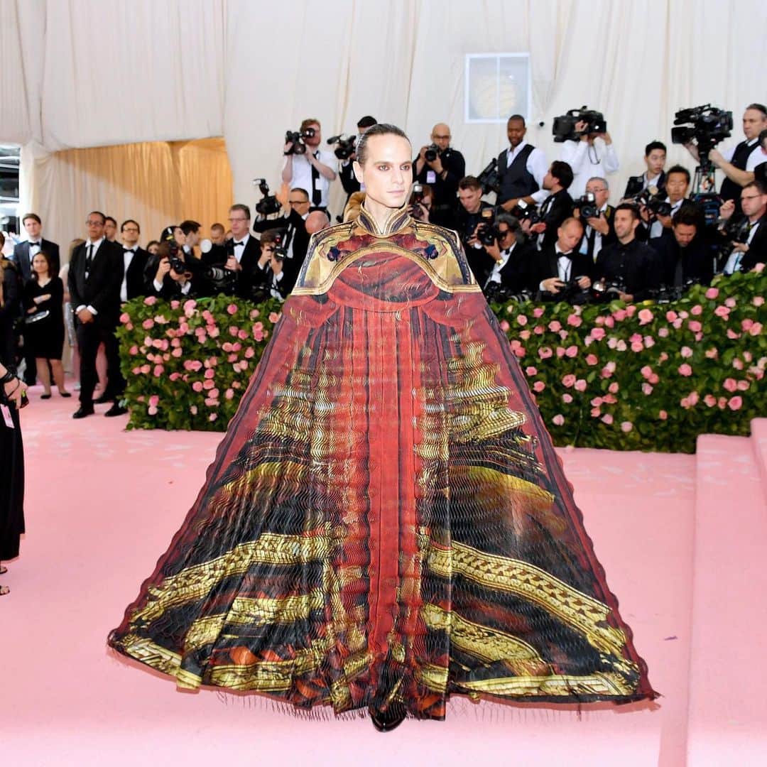 Iris Van Herpeさんのインスタグラム写真 - (Iris Van HerpeInstagram)「Celebrating 'tromp l’ oeil’ ～ for this year's Met Gala we are so excited to have created this custom Couture look for the extraordinary @jordan_roth, styled by @michael_philouze. ～ "As the president of five Broadway theaters, Jordan Roth breathes theatre. We talked about the concept of camp and about exploring the camp of theatre. Part of Jordan’s briefing to me was: 'Put a proscenium around anything, raise a curtain in front of anything, and it becomes performance. Performance is life, framed.’ The look explores the relationship between the fine line of performance and illusion and transforms Jordan into a performance himself.” – Iris van Herpen  The look is multi-layered and initially looks like an optical illusion of a closed theatre curtain. When Jordan raises his arms, thousands of laser-cut ‘glitch-bubbles’ stretch open and reveal a new layer in between these bubbles; the garment stretches into a large spheroid volume of three and a half meters wide. Every movement Jordan makes becomes an amplified wave of theatre that tricks the eyes.  The print of the look features photography by the very talented @davidleventi. ～ Video by @suzymenkesvogue #metgala #metgala2019 #jordanroth #irisvanherpen」5月7日 21時22分 - irisvanherpen