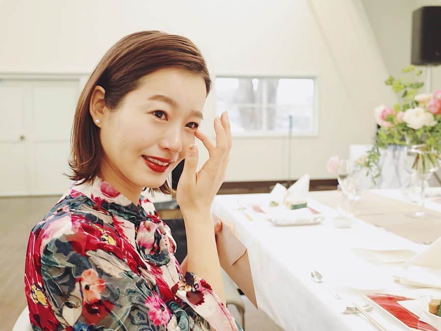 猪鼻ちひろのインスタグラム：「👰🏻💞🤵🏻 親友の結婚式。 主役登場前にお手紙読んだら涙腺大っ崩壊。 このお手紙が一生の宝物になった🌹  #結婚式 #お手紙 #涙腺崩壊 #泣きすぎ #泣き顔 #3枚目笑う #主役も同級生もみんな笑ってて笑顔溢れる式でした #楽しかったなぁ #HAPPYWEDDING」