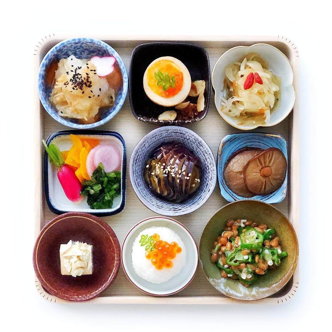 Chinamiさんのインスタグラム写真 - (ChinamiInstagram)「Side dishes served in small bowls.🥢 I hope you'll like this.😊 #japanesefood #smalldish #foodstagram  #vegetables #foodphoto #foodporn . 常備菜の寄せ集めで #豆皿ごはん . 左下の豆腐は幽庵焼き用に作った調味液に水切り豆腐を一晩浸けておいたもの。少し炙ってアーモンドスライスをトッピングしてみました。おいしかったです♪ #和食 #豆皿 #暮らし #野菜 #豆皿ランチ」5月7日 21時38分 - chinamiphoto