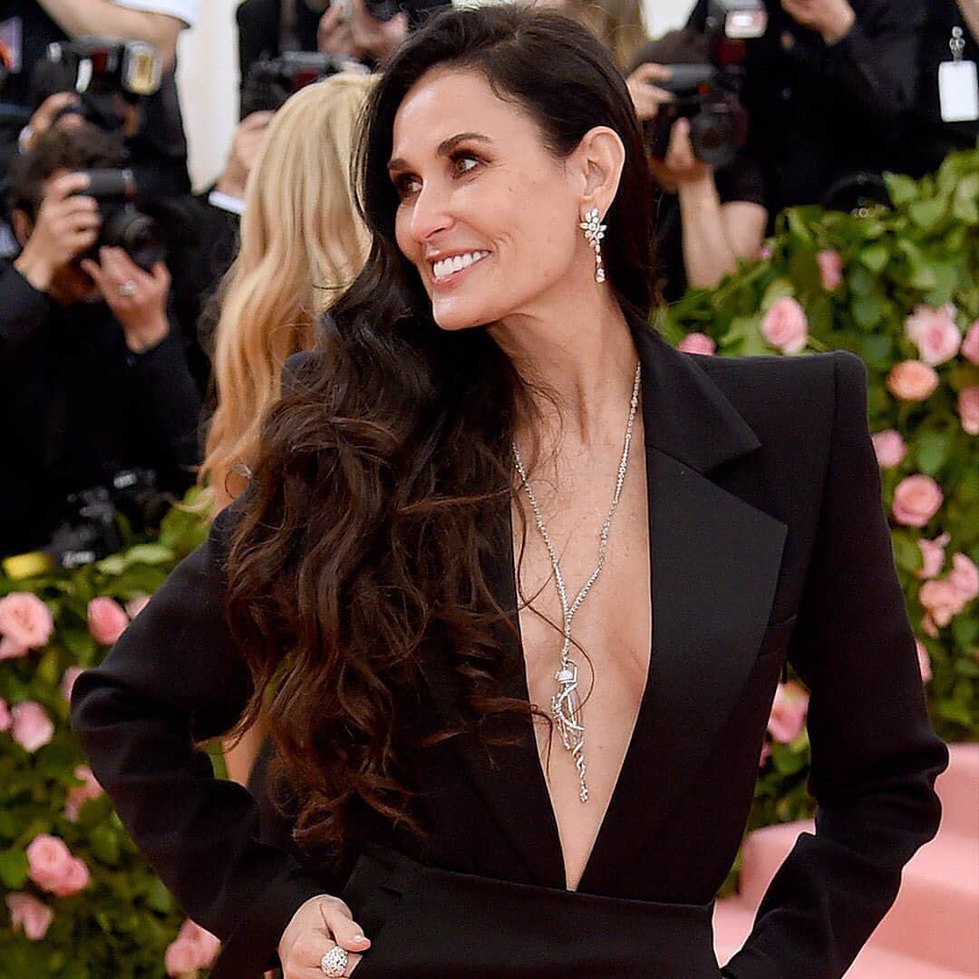 ハリー・ウィンストンさんのインスタグラム写真 - (ハリー・ウィンストンInstagram)「#DemiMoore was all smiles striking a pose on the #MetGala carpet in #HarryWinston #HighJewelry. #JewelerToTheStars #HWSecrets . . . Secret Cluster #Diamond Necklace with Perfume Bottle Secret Cluster Diamond Earrings Secret Cluster Diamond Fashion Ring Diamond Crossover Ring」5月7日 21時33分 - harrywinston