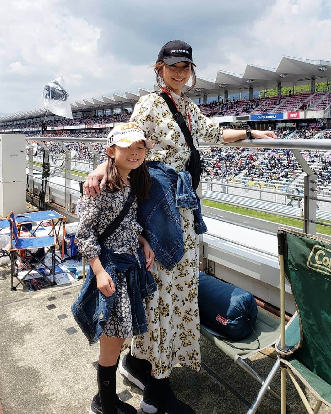 佐藤純さんのインスタグラム写真 - (佐藤純Instagram)「SUPER GT レース観戦🏁  さりげなく親子でお揃いコーデ！でした(笑)😁 娘と柄ワンピを着てみたり。  三人でデニムをとりいれてみたり。  娘はベージュのスカート、私はベージュのパンツだったり。  こんな感じで、ちょこっとだけの親子コーデも楽しんでます！  写真7.8枚目は、インスタでフォローしてくれていたレースクイーンの星野奏ちゃんと初めましてのおの五月ちゃん。  ふたりとも可愛い～😍 そして、そして！レース観戦の翌日、六夏ちゃんが｢富士スピードウェイにカートしに来たよ！｣とLINEが😊‼️ 私も御殿場にいたので会いに行ってきました😁  #スーパーGT #SUPERGT  #富士スピードウェイ #fujispeedway  #race  #レース観戦 #ゴールデンウィーク #車好き #親子コーデ #お揃いコーデ #デニム #fashion  #ファッション #レースクイーン #星野奏 ちゃん #おの五月 ちゃん #親子 #兄妹 #ママ#ママモデル#モデル #mama #mamamodel #model」5月7日 21時35分 - junsatoidea