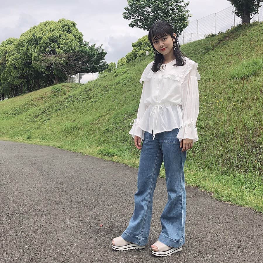 のインスタグラム：「* ゴールデンウィークは たくさん握手会がありました☺︎ 会いに来てくださった全ての方に 感謝します💘  昨日のお洋服です！ 最近、 @whoswhochico の デニムをよく履いてます🌱 形も色もかわいい🌼 握手会スカートのこと多いから 珍しいかな？？笑  右耳の調子があまり良くないので 体調には気をつけて過ごしたいと思います😌🌟 皆さんもゴールデンウィーク明け お仕事や学校お疲れさまです💐  #321_code #wcloset #whoswhochico」