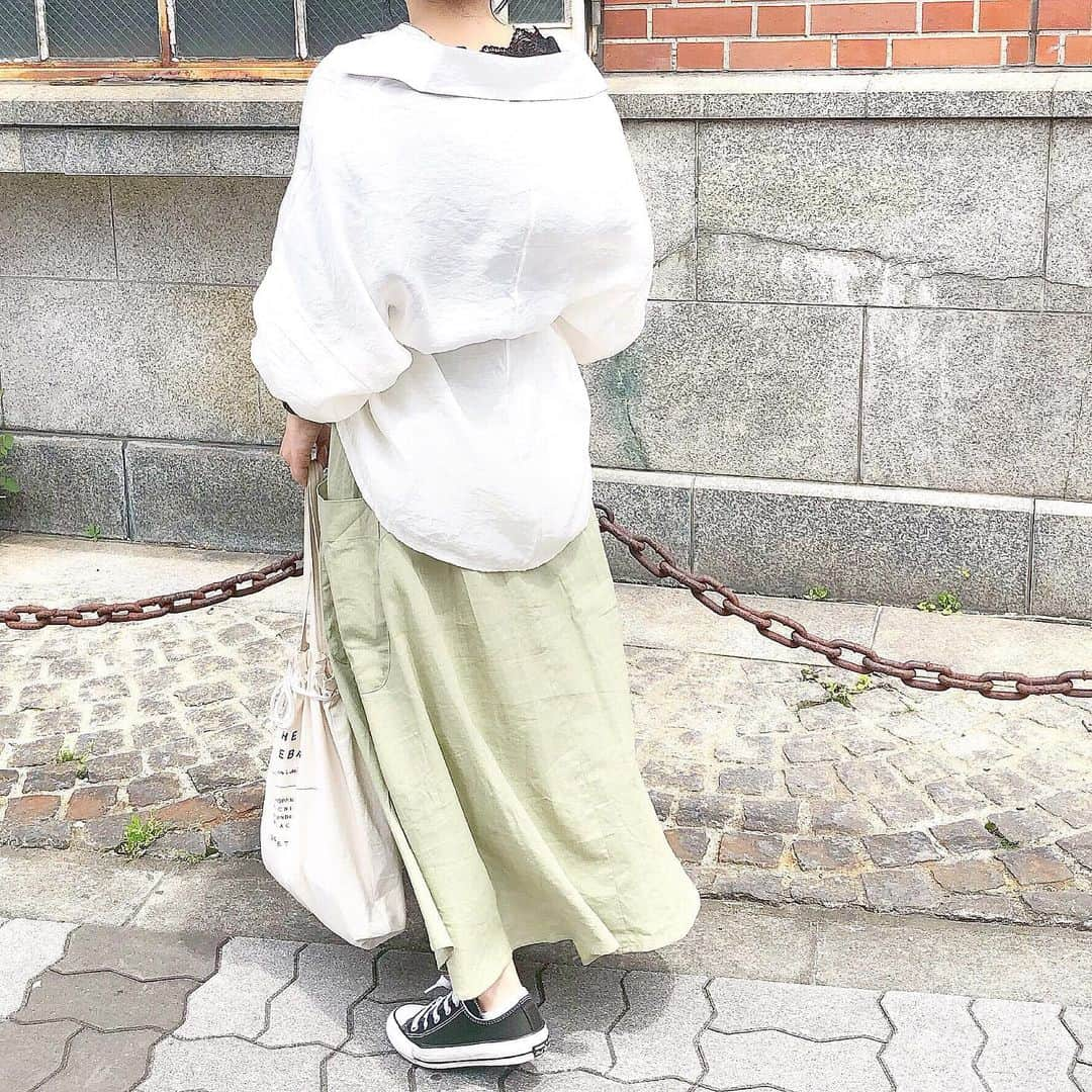 haruさんのインスタグラム写真 - (haruInstagram)「ㅤㅤㅤㅤㅤㅤㅤㅤㅤㅤㅤㅤㅤ ㅤㅤㅤㅤㅤㅤㅤㅤㅤㅤㅤㅤㅤ ㅤㅤㅤㅤㅤㅤㅤㅤㅤㅤㅤㅤㅤ #ootd ㅤㅤㅤㅤㅤㅤㅤㅤㅤㅤㅤㅤㅤ この前 こっちゃんとショッピングした時に @wclosetwearsinc で一目惚れしたセットアップ🥺💓 この色がとってもすきです☺🌿 ㅤㅤㅤㅤㅤㅤㅤㅤㅤㅤㅤㅤㅤ 今回はスカートを使ったコーデをくみました☺✨ ㅤㅤㅤㅤㅤㅤㅤㅤㅤㅤㅤㅤㅤ トップスはドルマンスリーブになっていて ウエストマークで流行りの感じに😂💓( 笑 ) ㅤㅤㅤㅤㅤㅤㅤㅤㅤㅤㅤㅤㅤ お洋服の詳細はWEAR見ていただけるとうれしいです🌸 ㅤㅤㅤㅤㅤㅤㅤㅤㅤㅤㅤㅤㅤ ❤︎ inner : #pairpair ❤︎ shirt & ring : #grl ❤︎ skirt : #wcloset ❤︎ belt : #apresjour ❤︎ bag : #fuente ㅤㅤㅤㅤㅤㅤㅤㅤㅤㅤㅤㅤㅤ 3枚目は荒ぶってるけど お団子が良い感じだったので😂💓( 笑 ) ㅤㅤㅤㅤㅤㅤㅤㅤㅤㅤㅤㅤㅤ GWの事もまたのせていきますっ😖🌸 ㅤㅤㅤㅤㅤㅤㅤㅤㅤㅤㅤㅤㅤ ㅤㅤㅤㅤㅤㅤㅤㅤㅤㅤㅤㅤㅤ #グレイル#ペアペア#ダブクロ#カジュアル #おだんごヘア @grl_official  #おだんごおはる #harucd ㅤㅤㅤㅤㅤㅤㅤㅤㅤㅤㅤㅤㅤ」5月7日 21時47分 - __haru3