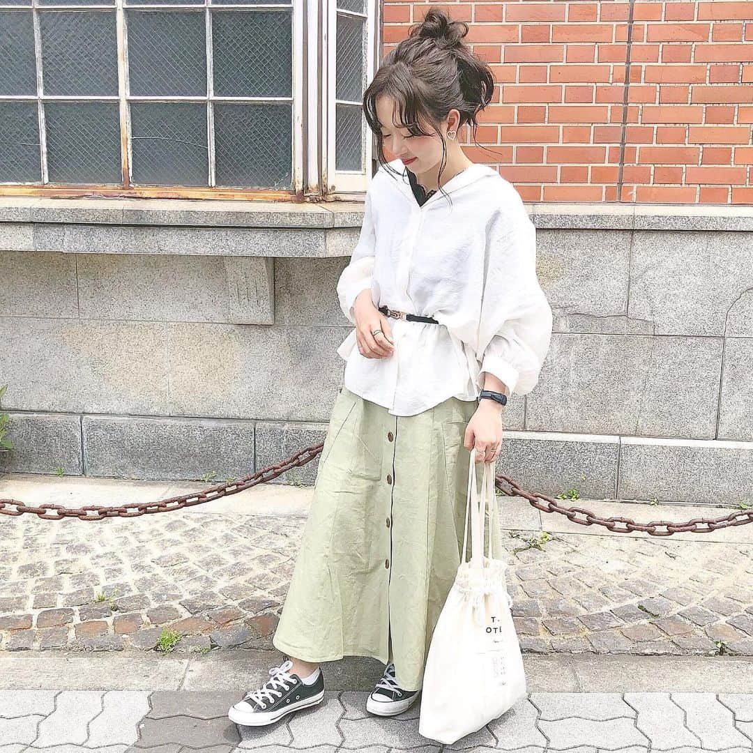 haruさんのインスタグラム写真 - (haruInstagram)「ㅤㅤㅤㅤㅤㅤㅤㅤㅤㅤㅤㅤㅤ ㅤㅤㅤㅤㅤㅤㅤㅤㅤㅤㅤㅤㅤ ㅤㅤㅤㅤㅤㅤㅤㅤㅤㅤㅤㅤㅤ #ootd ㅤㅤㅤㅤㅤㅤㅤㅤㅤㅤㅤㅤㅤ この前 こっちゃんとショッピングした時に @wclosetwearsinc で一目惚れしたセットアップ🥺💓 この色がとってもすきです☺🌿 ㅤㅤㅤㅤㅤㅤㅤㅤㅤㅤㅤㅤㅤ 今回はスカートを使ったコーデをくみました☺✨ ㅤㅤㅤㅤㅤㅤㅤㅤㅤㅤㅤㅤㅤ トップスはドルマンスリーブになっていて ウエストマークで流行りの感じに😂💓( 笑 ) ㅤㅤㅤㅤㅤㅤㅤㅤㅤㅤㅤㅤㅤ お洋服の詳細はWEAR見ていただけるとうれしいです🌸 ㅤㅤㅤㅤㅤㅤㅤㅤㅤㅤㅤㅤㅤ ❤︎ inner : #pairpair ❤︎ shirt & ring : #grl ❤︎ skirt : #wcloset ❤︎ belt : #apresjour ❤︎ bag : #fuente ㅤㅤㅤㅤㅤㅤㅤㅤㅤㅤㅤㅤㅤ 3枚目は荒ぶってるけど お団子が良い感じだったので😂💓( 笑 ) ㅤㅤㅤㅤㅤㅤㅤㅤㅤㅤㅤㅤㅤ GWの事もまたのせていきますっ😖🌸 ㅤㅤㅤㅤㅤㅤㅤㅤㅤㅤㅤㅤㅤ ㅤㅤㅤㅤㅤㅤㅤㅤㅤㅤㅤㅤㅤ #グレイル#ペアペア#ダブクロ#カジュアル #おだんごヘア @grl_official  #おだんごおはる #harucd ㅤㅤㅤㅤㅤㅤㅤㅤㅤㅤㅤㅤㅤ」5月7日 21時47分 - __haru3