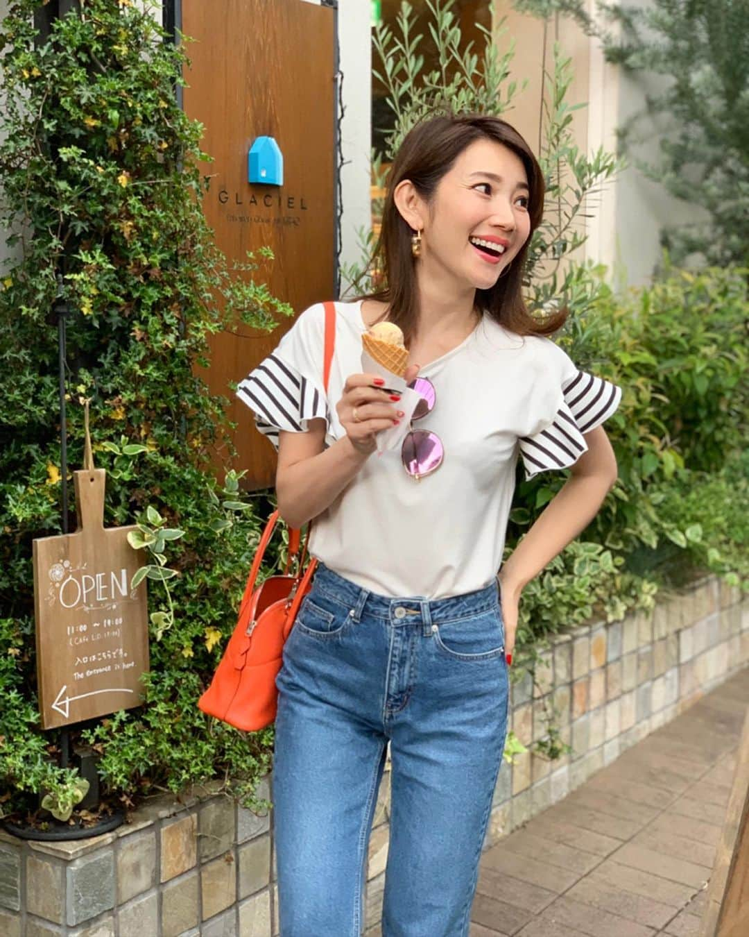 吉田美紀さんのインスタグラム写真 - (吉田美紀Instagram)「・ コーディネート☘ 大好評いただきありがとうございます♡ 新作のカットソー。 袖のボーダーがポイント✔︎ ・ tops→#lialapg denim→#8seconds  bag→#hermes sandal→#hermes ・ #coordinate #outfit #ootd #fashion #wardrobe #style #instagood #instafashion #ママコーデ #ママコーディネート #ママファッション #ファッション #コーディネート #デニムコーデ」5月7日 21時39分 - miki__yoshida