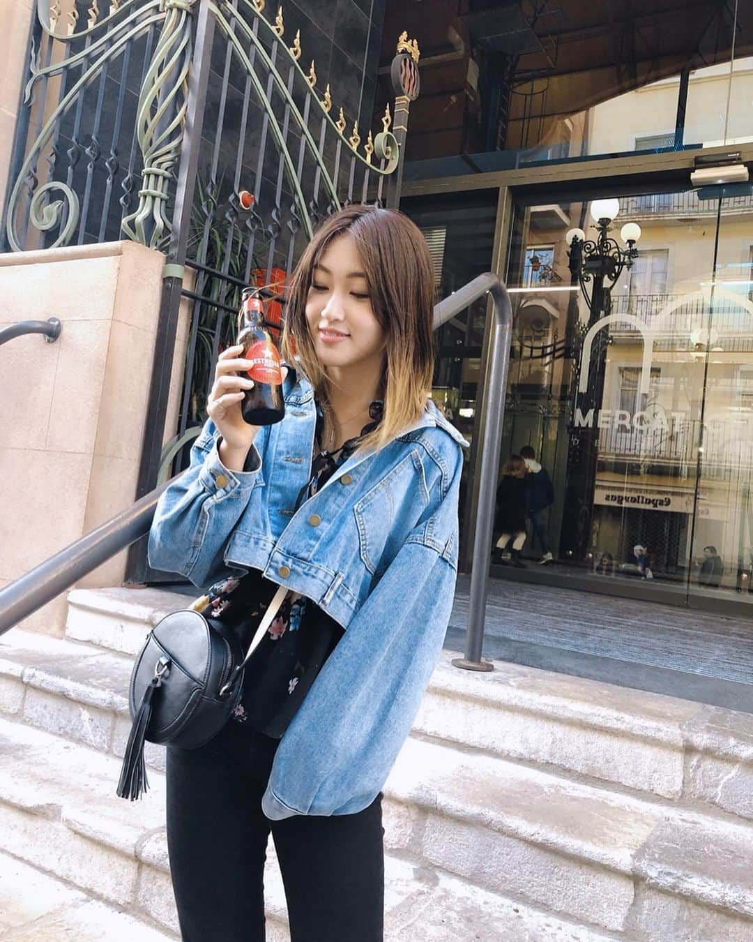 上枝恵美加さんのインスタグラム写真 - (上枝恵美加Instagram)「Con cerveza en la calle. Pero prefiero una clara🍺 . ビールの苦味が苦手やねんけど、 ファンタレモンと混ぜて 飲むクララっていうやつはめっちゃ美味しくて良く飲みます🍻 . . #japanese #lifeinspain #lifestyle #coordinate #outfits #ootd #fashion #japaneseactress #asianmodel #asiangirls #cerveza #beer」5月7日 21時45分 - emika_kamieda