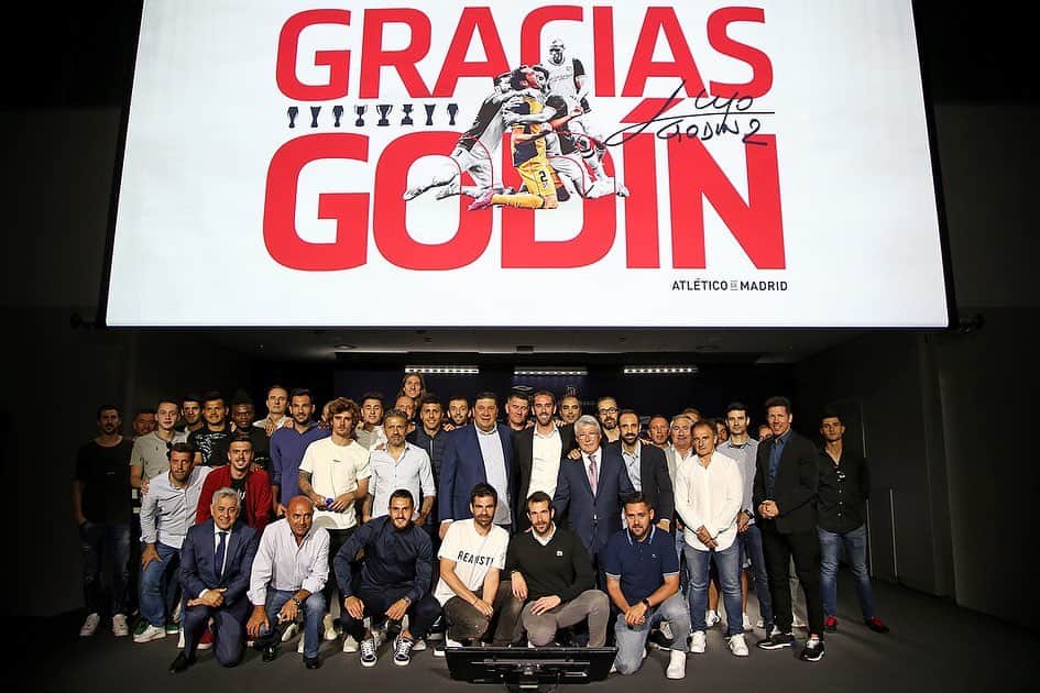 アトレティコ・マドリードさんのインスタグラム写真 - (アトレティコ・マドリードInstagram)「🔴⚪️🏧 ¡#GraciasGodín! 🏧 #AúpaAtleti」5月7日 21時46分 - atleticodemadrid