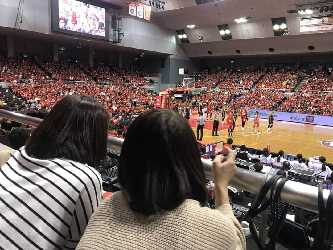 山田幸代さんのインスタグラム写真 - (山田幸代Instagram)「この間、大好きな仲間たちと一緒にBリーグを観に行ってきました🏀 スポーツってやっぱ、いいですね‼️ バスケ経験者が集まると話題に出るのはやっぱ、スラムダンク🏀🏀 井上先生に育ててもらったと言っても過言ではないですから😆💪🏻 やっぱ、パッションの会メンバーってほんとサイコーだわ💕💕 ⛳ｘ🏀ｘ🥍  #アスリート仲間  #バスケ #ゴルフ  #ラクロス  #千葉ジェッツ  #田臥勇太選手  #スラムダンク」5月7日 21時55分 - lacrosseplayer_sachiyoyamada