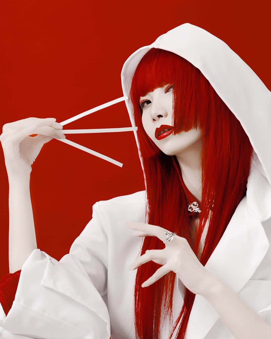 si ouxのインスタグラム：「年号も新たになり…﻿﻿﻿ 私 si oux(スー)も新しく、﻿﻿﻿ 調香師/Perfumerとして始動していくことを、ここに記します🔥﻿﻿﻿アー写も一新！﻿ ﻿ ﻿﻿photo @saeka_adamiss ﻿ ﻿ ﻿﻿﻿ 16時と18時、20時と平日毎日必ずインスタ投稿をしていたほどヘヴィーにSNSと向き合った結果、”非”インスタ映え、目に見えない美しいものを扱ってみたくなったのがきっかけです。﻿﻿﻿ ﻿﻿﻿ 人ごみの中 すれ違う香りに昔の切ない恋を想ったり、湿ったアスファルトが乾くにおいに雨上がりを感じたり。こんなに直感的に感じることができるのに誰ともじょうずに分かち合えない。かわいいはいとも簡単にインターネットでシェアできちゃうのに。﻿﻿﻿ ﻿﻿﻿ そんな直接体感しないとわからない、お手軽の逆、言っちゃえば面倒なものにとても興味があります。いつのまにか消えちゃう記憶にすべりこんで私の創ったものも脳にダイレクトに、ふいに甦りたい。﻿﻿﻿ ﻿﻿﻿ ﻿﻿﻿ ﻿﻿﻿ ﻿﻿﻿ 始動一発目は﻿﻿﻿ SOUND MUSEUM VISIONにて﻿﻿﻿ 毎週土曜開催のレギュラープログラム﻿﻿﻿ EDGE HOUSE @edgehouse_tokyo ﻿﻿ に参画させていただいております！﻿﻿﻿ ﻿﻿﻿ こちらでは、メインフロアとエントランスエリアの空間の調香を担当していて、フロアにてEDGE HOUSEのために創香したオリジナルの香りを体感していただけます！﻿﻿﻿ ﻿﻿﻿ 帰宅して脱ぎ散らかした洋服を、二日酔いの寝起きで片付けるときにEDGE HOUSEの香りをわずかに感じて昨晩の楽しかった思い出を振り返る導線になれたらと思い創っています。﻿﻿﻿ ﻿﻿﻿ 定期開催されるパーティーなので、来るたびその記憶を深く香りとともに刻み込んで行ってほしいという思いです。﻿﻿﻿ ﻿﻿﻿ 今週末土曜夜も開催です！﻿﻿﻿ 詳細はここ @edgehouse_tokyo チェックしてみてください😉﻿﻿﻿ ﻿﻿﻿ ﻿﻿﻿ ずっとやりたかったことに挑戦させていただけて、本当に本当に感謝しています！もっともっとがんばるぞ！﻿﻿﻿ まだまだやりたいことは、たくさんある。」