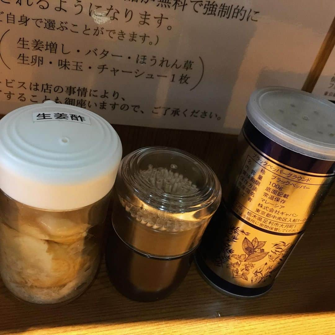 渡邉ひかるさんのインスタグラム写真 - (渡邉ひかるInstagram)「らぁめん 生姜は文化。 @ 巣鴨 味玉 らぁめん(醤油) 850円 ・ ・ ・ ・ ・ ・ 巣鴨駅から真っ直ぐ通り沿いを歩いてきて、徒歩4分。 名前は勿論だが、お店に飾ってある人間が生姜のキャラクターになっている写真のインパクトが強烈…！ お店の中に入ると、食べる前からブワっと生姜の香りが。 券は食券機で購入するタイプ。 お昼時ということもあり、既にお客さんも多かったがなんとか並ばずに着席することができた。 席はカウンター席のみ。 待っている間に、壁に貼ってあるスタンプカードの説明を。 どうやら、スタンプを5つ貯めると〝店が潰れて消滅して僕が無職になるまで永遠に生姜増しが無料でできる〟とのこと。 …文章の書き方も、なかなか癖が強い！笑 10つ貯めると(生姜増し、バター、ほうれん草、生卵、味玉、チャーシュー1枚)の中から2つ無料でトッピング可能だそう。 そして、読んでる間に5、6分後着丼。 透き通った清湯スープは、鯖、鰹をブレンドして、ラードでコクをプラス。 更に醤油タレは、国産大豆醤油、たまり醤油、蜂蜜で。 口に含むと、生姜の香りが最初にきて、少しの酸味とピリッとくる生姜の辛みが特徴的。 あぁ、寒い日に食べると身体が温まる感じ。 麺は北海道産小麦粉を中心に5種類ブレンドされた石臼挽き全粒粉入り。 綺麗にピシッと切り口まで揃った太めの平打ち麺。 きしめんを連想させる感じで、舌触りがツルっとしているのが良い。 具材は、お麩、ほうれん草、玉子、のり、豚バラチャーシュー2枚。 なんだか、朝でも、飲んだ後でも良さそうな感じの一杯。 テーブルに生姜酢というのもあったので、ちょっと気になったり。 ここでしか食べられない一杯。 お試しあれ！ ・ ・ ・ ・ ・ ・ ・ #らぁめん生姜は文化 #東京 #巣鴨 #らーめん #ラーメン大好き渡邉さん #ラーメン #渡邉ひかる #ひかるの食卓 #拉麺 #ラーメン女子 #麺スタグラム #ラーメン部 #ラーメンインスタグラマー #醤油ラーメン #平打ち麺 #生姜は文化 #ramen #noodle #noodles #japanesefood #ramennoodles #foodstagram #tokyo #sugamo #soysauce #syogahabunka」5月7日 21時52分 - ramenwatanabe0215