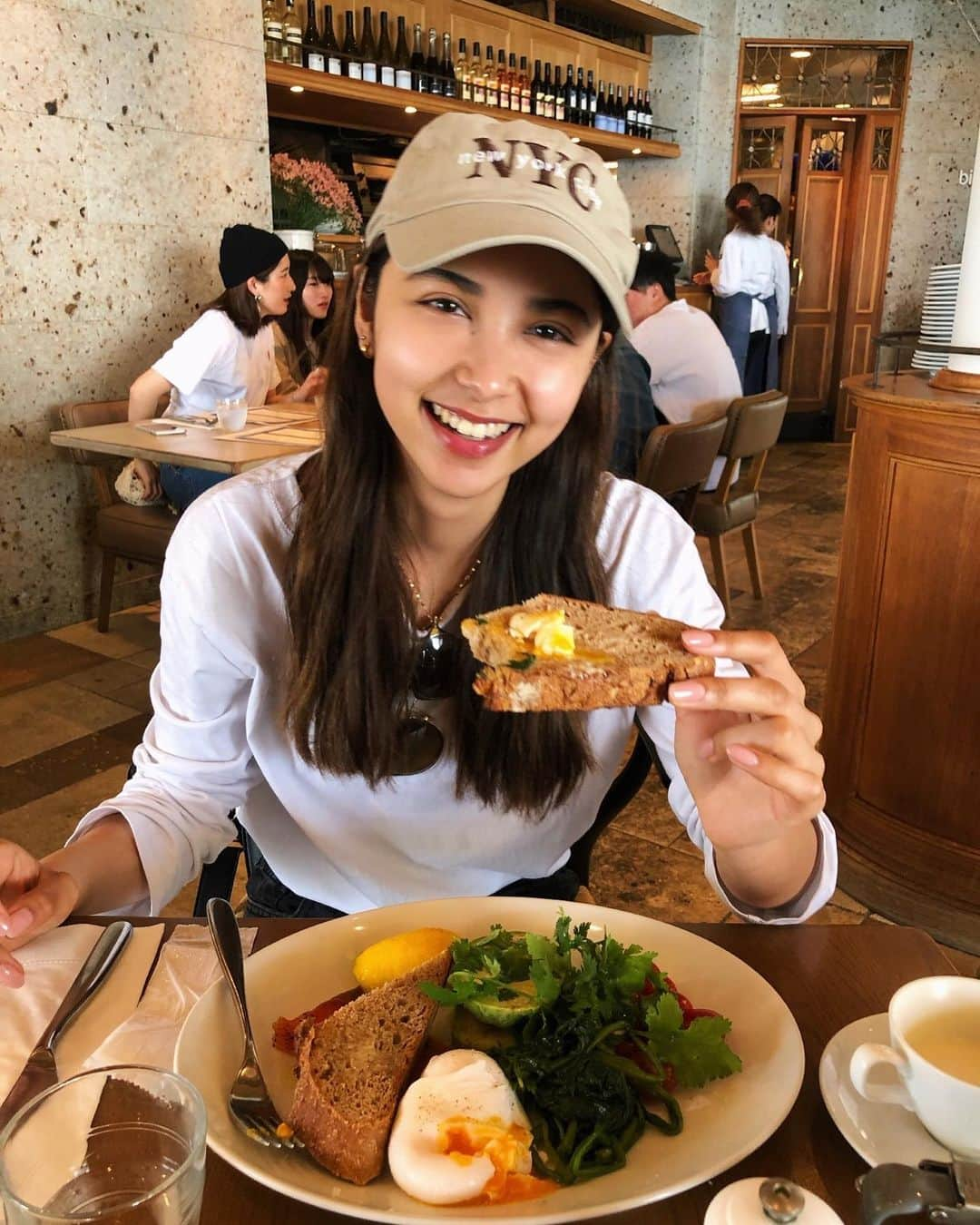 石井エミリーさんのインスタグラム写真 - (石井エミリーInstagram)「🍳と🥑の組み合わせが1番好き 💗 おいしいとこんな顔なるよね🤤  Do you want a bite ? 🐶」5月7日 21時54分 - _emilyishii_