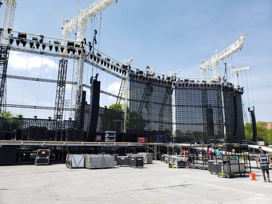 メタリカさんのインスタグラム写真 - (メタリカInstagram)「Bella giornata Milano! Stage being setup at San Siro Hippodrome. #MetInMilan #WorldWired #Metallica」5月7日 22時04分 - metallica