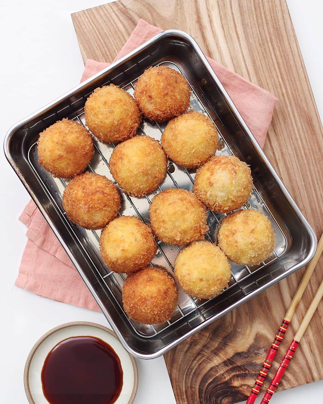 utoshさんのインスタグラム写真 - (utoshInstagram)「【スライドで動画あり】Croquette. 今日はコロッケ作りました！ 実は昨日はコロッケの日だったみたいで（5月6日だからだと思うけど）、コロッケが食べたくなってしまったので、今日制作。 せっかくなのでまん丸のコロッケを作ってみました。 . コロッケは玉ねぎをじっくり炒めた肉無しコロッケ。 すでに火が通っている物を揚げるので衣の色合いを気にさえすれば完成です！ . . ぜひ作ってみてくださいね。 No local No food おいしく楽しく！ . . . #soroi #とりあえず野菜食 #コロッケ #Croquette . #ellegourmet#lunch#brunch#breakfast#foodporn#instagramjapan#vsco#IGersJP#onthetable#ランチ#おうちカフェ#うちごはん#暮らし#フーディーテーブル #cooking#homemade#おうちごはん#朝ごはん#japanesebreakfast#f52grams」5月7日 22時04分 - utosh