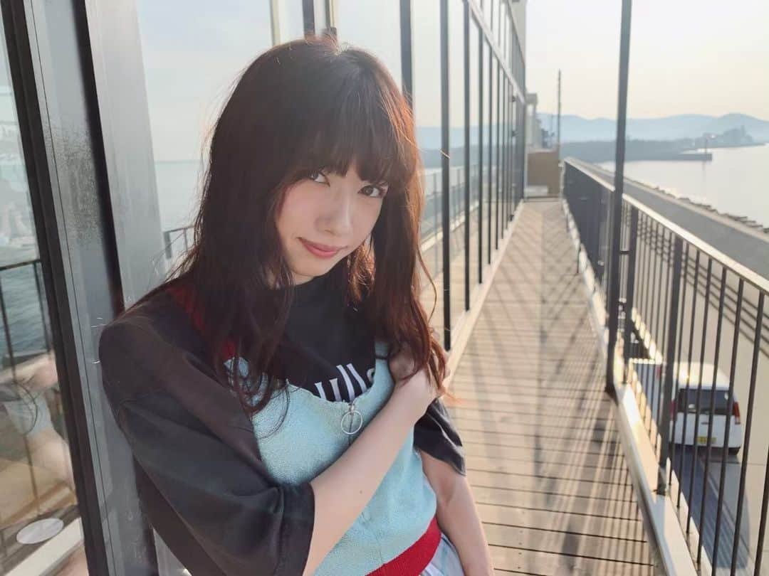 真山りかさんのインスタグラム写真 - (真山りかInstagram)「.﻿ ﻿ 肩いたいポーズ﻿ ﻿ #にしかみえない﻿ ﻿ #盛れた﻿ ﻿ #まやまにあ﻿ ﻿ .」5月7日 22時04分 - ma_yama_official