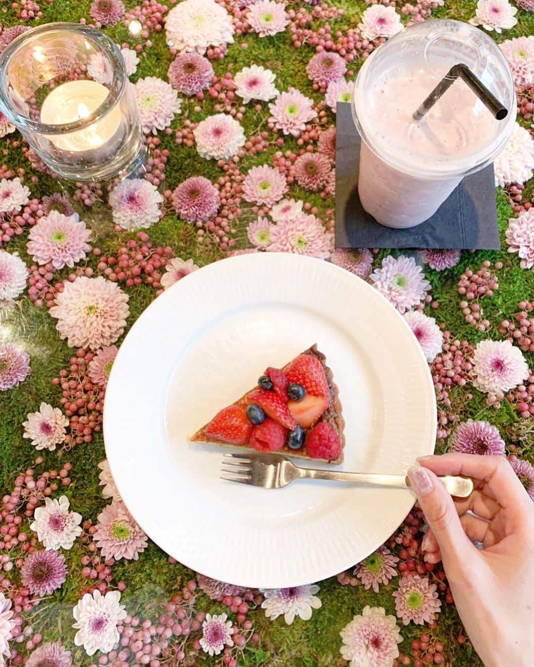 三井菜那さんのインスタグラム写真 - (三井菜那Instagram)「ケーキやチョコレート、 プリンをはじめとした スイーツが大好きなわたし🍰🍩 炭水化物や焼肉も大好物🍚 ㅤㅤㅤㅤㅤㅤㅤㅤㅤㅤㅤㅤㅤ ただ、年齢的にも 食事の脂肪や糖質が気になるので、 最近は大好物を食べる前に "Lovet"を飲むようにしています💓 ㅤㅤㅤㅤㅤㅤㅤㅤㅤㅤㅤㅤㅤ Lovetは、 食事に含まれる脂肪や糖の吸収を抑えて、 食後に上がる中性脂肪や血糖値を穏やかにしてくれるの🔥  ㅤㅤㅤㅤㅤㅤㅤㅤㅤㅤㅤㅤㅤ 外食時など、 1日の中で脂肪や糖質が最も摂取する食事前に飲むよう、 心掛けています。 ㅤㅤㅤㅤㅤㅤㅤㅤㅤㅤㅤㅤㅤ 飲みやすい小さめな小粒形状だし、 コンパクトサイズなので、 持ち運びにすごく便利！ ㅤㅤㅤㅤㅤㅤㅤㅤㅤㅤㅤㅤㅤ 食事の脂肪や糖質が気になる方はぜひ！ Lovetのサイズ感はスワイプしてみてね🌷 ㅤㅤㅤㅤㅤㅤㅤㅤㅤㅤㅤㅤㅤ  #Lovet #ラヴェット #PR#スイーツ#カフェ#ケーキ#ダイエットサプリ#ダイエット部#グルメ女子」5月7日 21時58分 - nana.0312