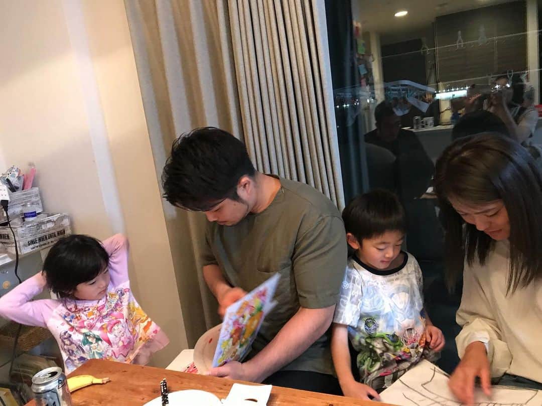 小林悠輔のインスタグラム：「. 秋本家にお邪魔しました🙇 子供達もみんな可愛くて元気で楽しかったー🤩 大人達の本気のあっち向いてホイ😂😂笑  @hiroyuki_akimoto_1.31  @akimoto88  ありがとうございました😊👍」