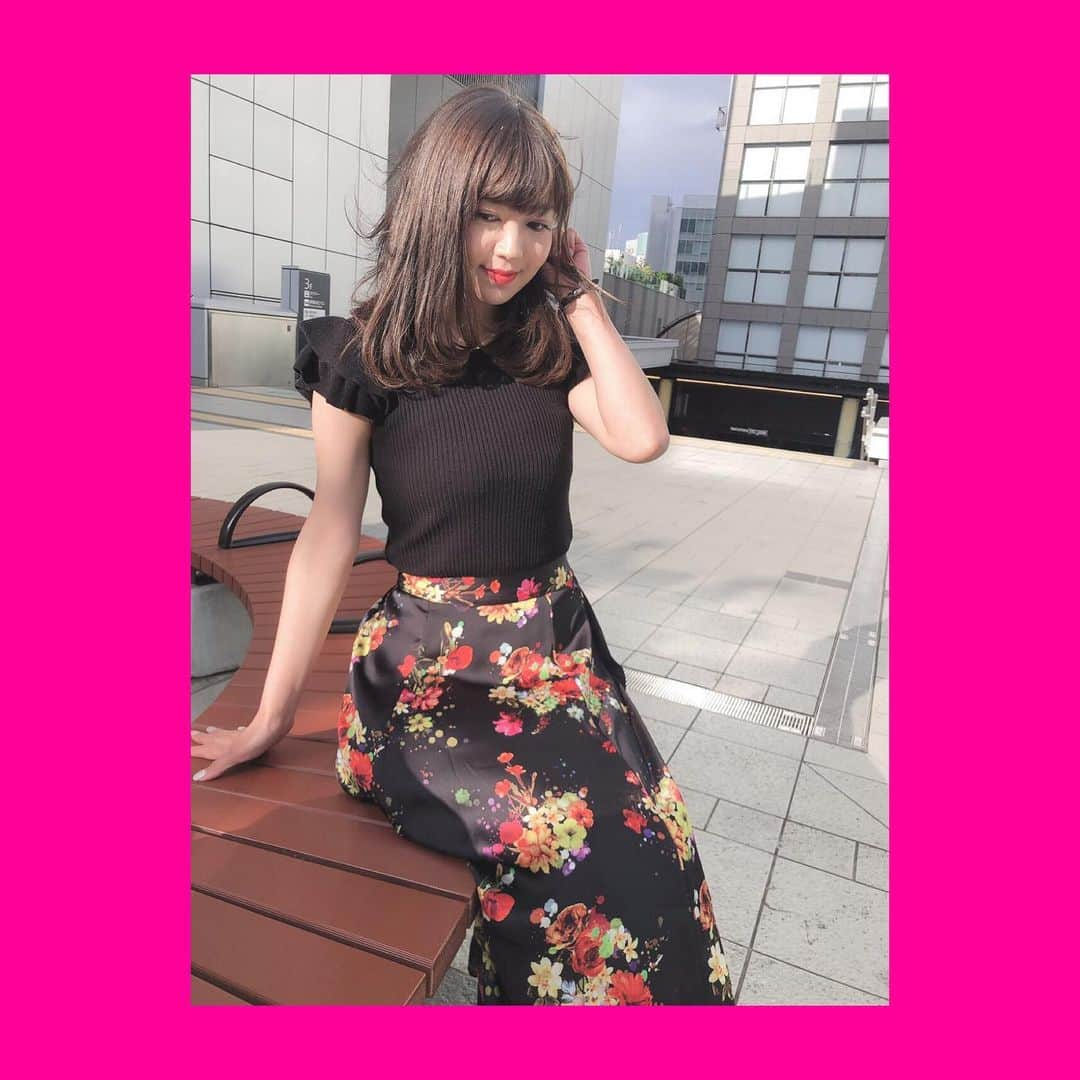 成田梨紗さんのインスタグラム写真 - (成田梨紗Instagram)「ながーい連休も終わっちゃいましたね〜！﻿ ﻿ 普段からぼーっとしてますが、、、﻿ 五月病には気をつけたいと思います😭🌷✨﻿ ﻿ ﻿ 展示会で頼んだお洋服👗﻿ ママが好きそうな花柄〜🌼🌹💐﻿ って思ってたらやっぱり！﻿ ママこれ着たい〜😆﻿ って言ってきました。笑﻿ ﻿ ﻿ もう袖なしでいける気温になってきましたね👗💕﻿ ﻿ #ootd #ootdfashion #loveless #ラブレス #展示会 #ワンピース #花柄ワンピース #black #五月病」5月7日 21時59分 - narita_risa