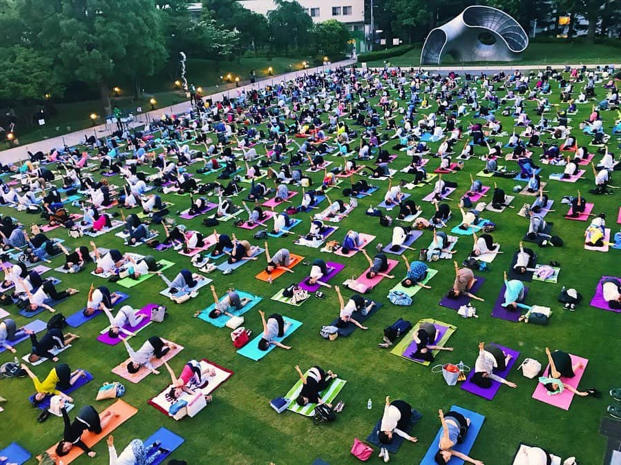 来夏さんのインスタグラム写真 - (来夏Instagram)「#🧘‍♀️ #ミッドパークヨガ の季節がやってきました！🌿 _ 今回は 5/22 wed  19:30-20:30 担当します！🦜 最終日ですので逃さずご参加ください❣️ _ ＊東京ミッドタウン芝生広場 ＊雨天・荒天中止 ＊定員700名 ＊動きやすい服・お水・ヨガマット・タオル・防寒着等  ご持参ください(ロッカーはございません)  詳しくは ミッドパークヨガ 2019で検索してください♩  皆さんのご参加お待ちしています😌 #midparkyoga  #東京ミッドタウン #yoga #ヨガ」5月7日 22時03分 - rairairaika