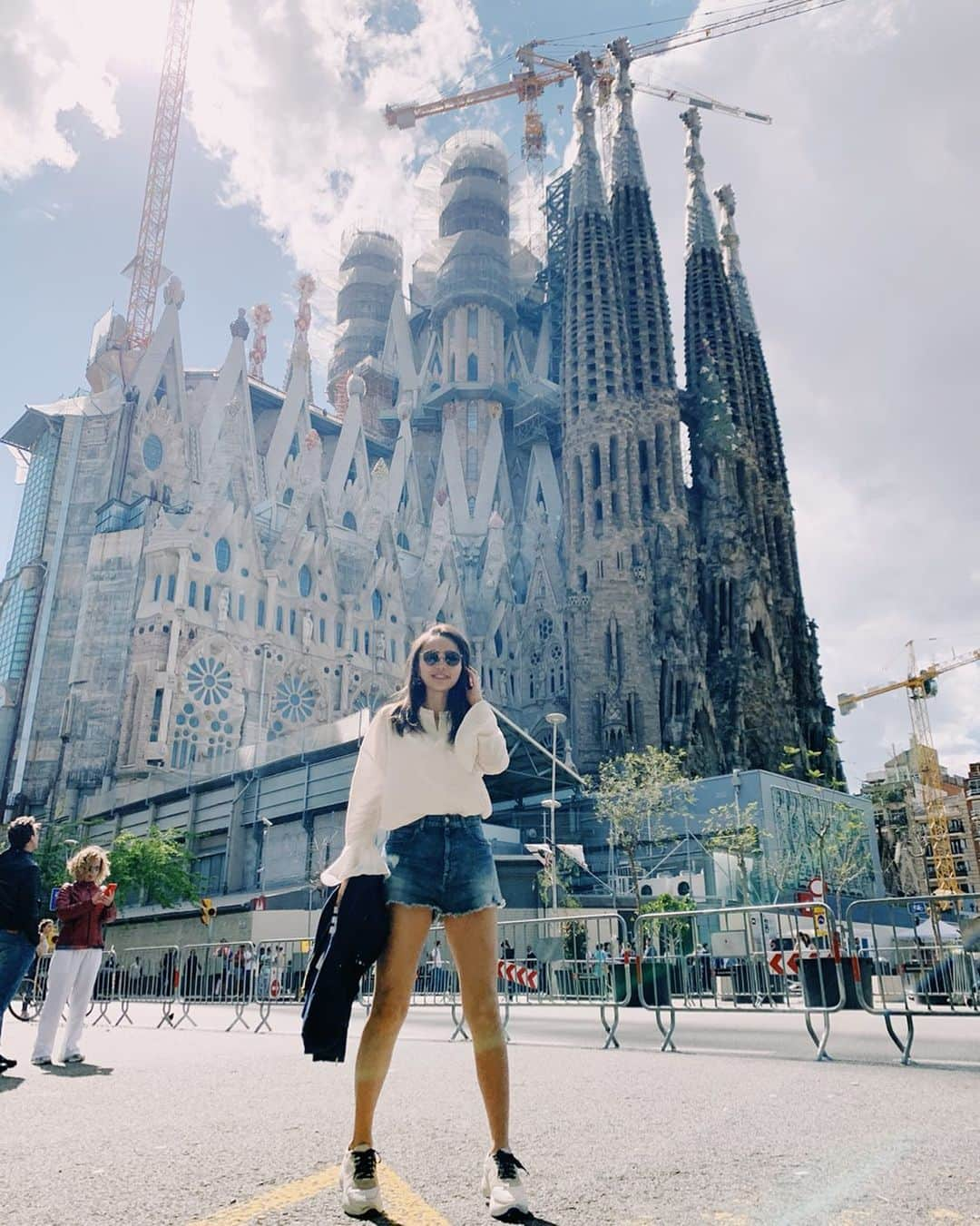 伊藤ニーナさんのインスタグラム写真 - (伊藤ニーナInstagram)「Sagrada Familia🇪🇸 . 景色に圧倒されて真正面からの写真を 撮るの忘れてしまったよ〜〜😂 中の見学の予約もしとったけど直前になって 想像以上の人の多さに疲れて帰ってしまいました🤣  でも歴史を感じる建築と現在の建築の融合は面白かった！ 不思議な物を観てる気分になったよ😎💗」5月7日 22時05分 - ninaitoh