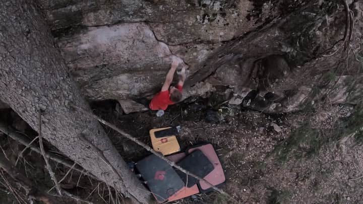 ナーレ・フッカタイバルのインスタグラム：「Rad new highball Kerta Kiellon Päälle (8A). Been putting in work opening new projects in Finland and finally get to climb on them! @markosiivinen 📽 @tommy_vanska  @blackdiamond @lasportivagram」