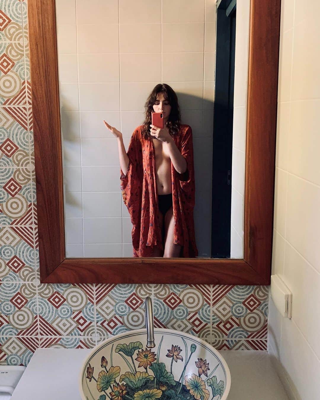 Amelia Zadroのインスタグラム：「Will she stay or will she go  The eternal debate」