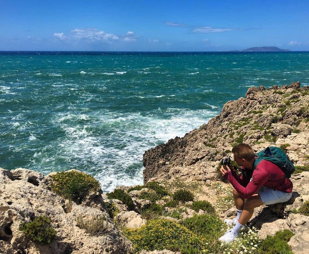 マデリーン・エドワーズのインスタグラム：「Not sure why he’s focused on the view when the real beauty is beside him」