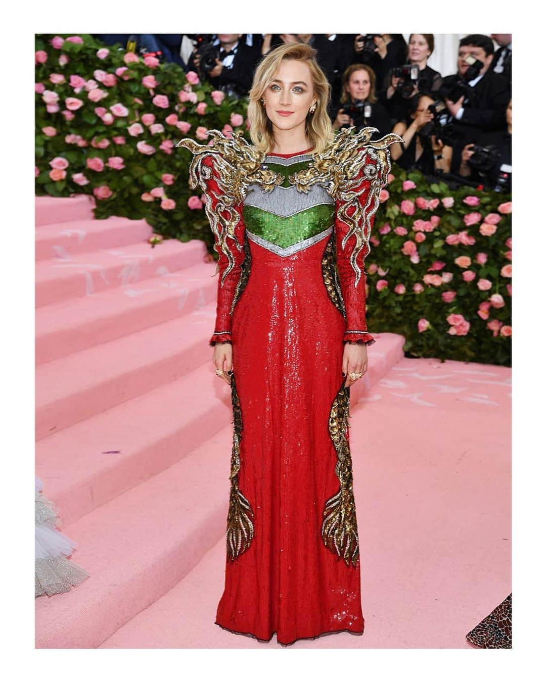 グッチさんのインスタグラム写真 - (グッチInstagram)「Dragons are embroidered in three-dimensional effect on a custom #Gucci dress worn by #SaoirseRonan to the #MetGala @metcostumeinstitute. She wore the all-over sequin gown with #GucciJewelry: #LeMarchédesMerveilles lion head and feline earrings in yellow gold, fire opal and diamonds, and rings with amethyst, diamonds and fire opal. #MetCamp #AlessandroMichele @alessandro_michele #MetGala2019」5月8日 3時44分 - gucci