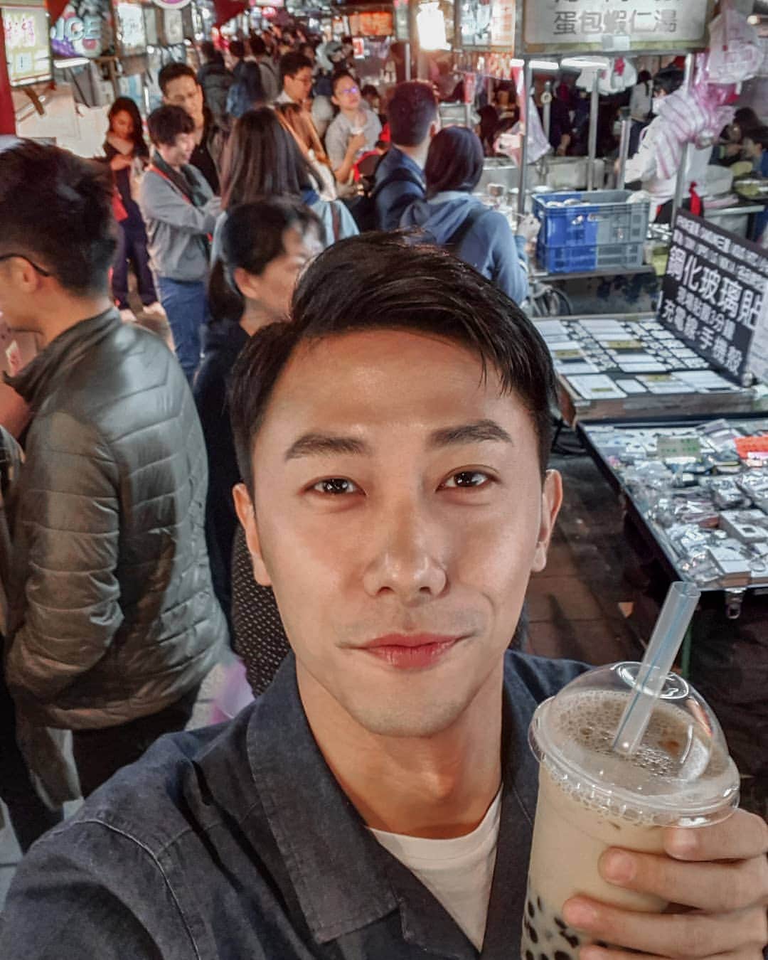 デスモンド・タンのインスタグラム：「来台湾夜市当然要喝珍珠奶茶，对吗? 我现在在宁夏夜市，这里有什么招牌必点的呀? 快 快 快 吃货快踊跃推荐!  In the land of bubble tea... Any other recommendations?  #宁夏夜市 #ningxianightmarket」
