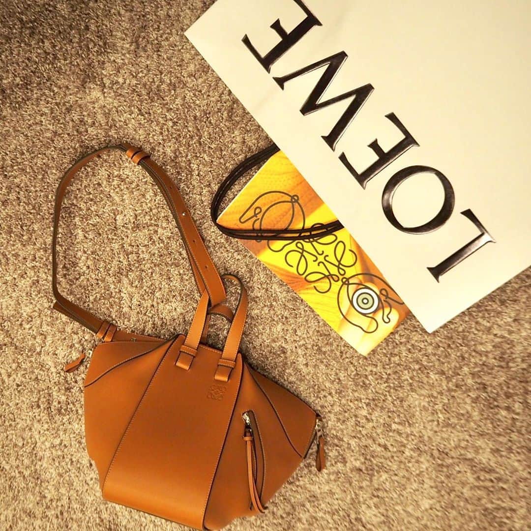 杉下理世のインスタグラム：「NEW👜💓 デニムとTシャツ好きな私にピッタリ🥰 使うのもったいない〜❣️って大事に閉まってるのが1番もったいない🙈笑  #loewe #loewehammock #ロエベ #ロエベハンモック #ハンモック #bag」