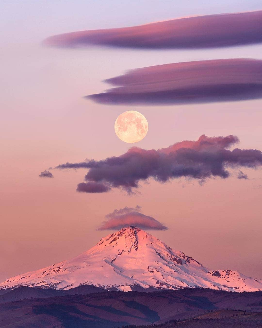 Discover Earthさんのインスタグラム写真 - (Discover EarthInstagram)「How incredible is this full moon over Mount Hood, Oregon in the USA ? 🌕🏔 Tag someone you would have liked to experience this with ! — 📍#DiscoverUSA 🇺🇸 — 📸 Photo by @autpops ​」5月7日 22時22分 - discoverearth