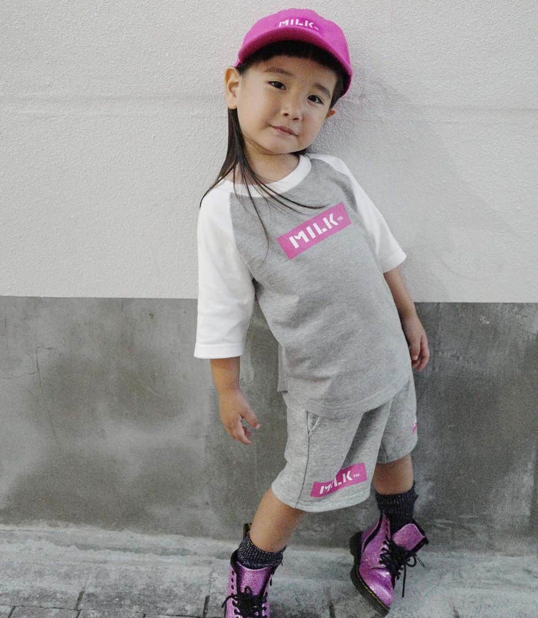 のインスタグラム：「明日はお昼過ぎに那覇店に家族で行く予定です👨‍👩‍👧💗 娘は全てSサイズを着ています☺️ MILKFED.から初のキッズラインは第1段のブルーもすごく人気！ 明日発売のピンクもぜひぜひ見に遊びにいらしてください🥺💕 #日夕佳 #娘 #女の子 #親子コーデ #沖縄 #沖縄限定 #国際通り #xlarge #xgirl #fashion #coordinate #xl_naha #milkfed #inthehouse #okinawa」