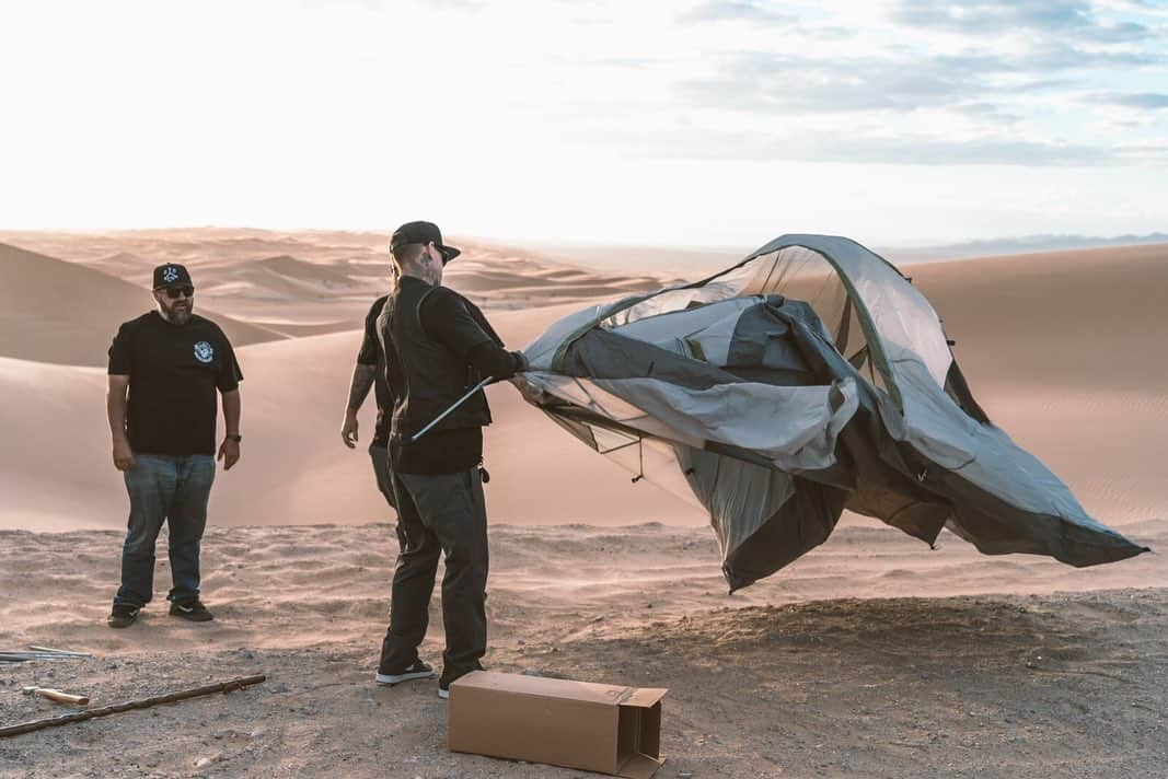 ケアリー・ハートさんのインスタグラム写真 - (ケアリー・ハートInstagram)「We were supposed to camp last night in Glamis. I sprung it on the crew that we were gonna camp, and these two were not happy about it. Once we got to Glamis, the winds were howling and they were happy. I had to at least try to set the tent up 😂. To the hotel we went. @indianmotorcycle」5月7日 22時18分 - hartluck