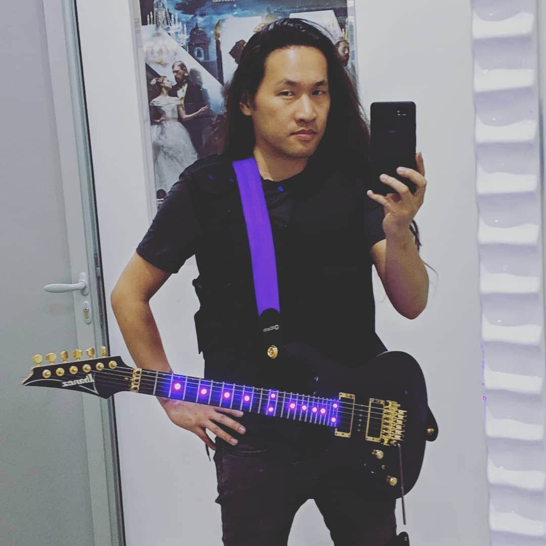 ハーマン・リさんのインスタグラム写真 - (ハーマン・リInstagram)「I am way too old to be doing selfies in front of the mirror. What a poser! Posting this so you can make fun of me. Let's go!  #dragonforce #selfie #poser #musician #hermanli #guitarhero #ibanez #instagrammodel」5月7日 22時19分 - hermanli